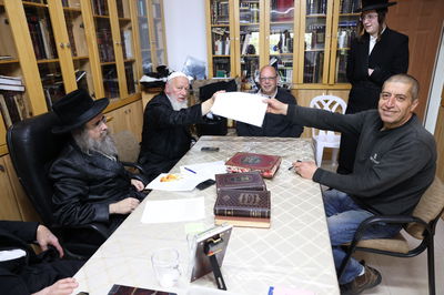 רבו של המושב מירון במכירת חמץ | תיעוד