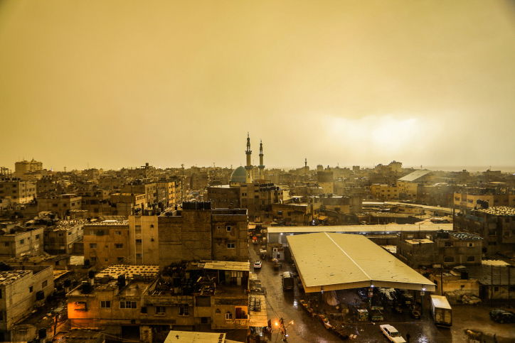 סופת חול כיסתה את שמי רפיח שברצועת עזה | מרהיב