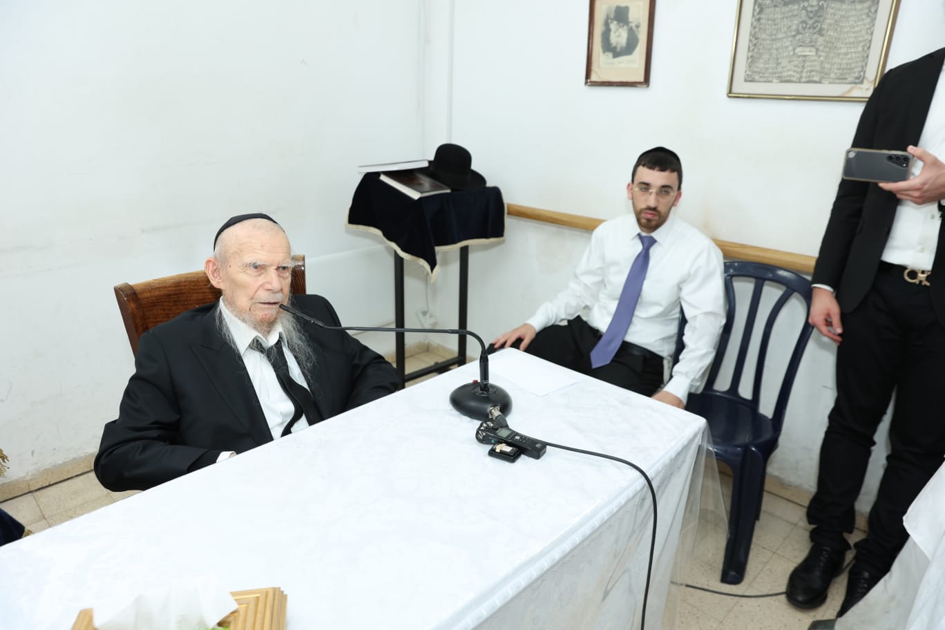 הקבלת פני רבו בבית ראש הישיבה הגר"ג אדלשטיין