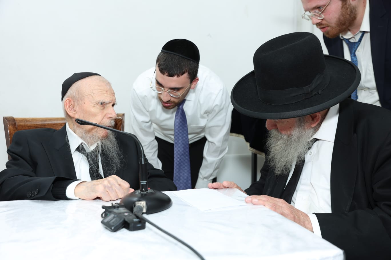 הקבלת פני רבו בבית ראש הישיבה הגר"ג אדלשטיין