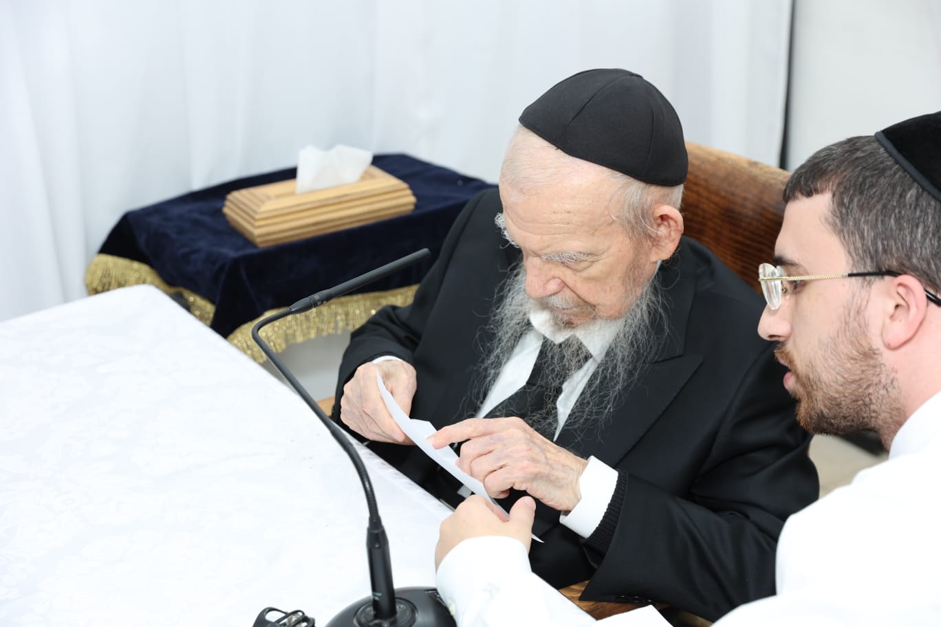 הקבלת פני רבו בבית ראש הישיבה הגר"ג אדלשטיין