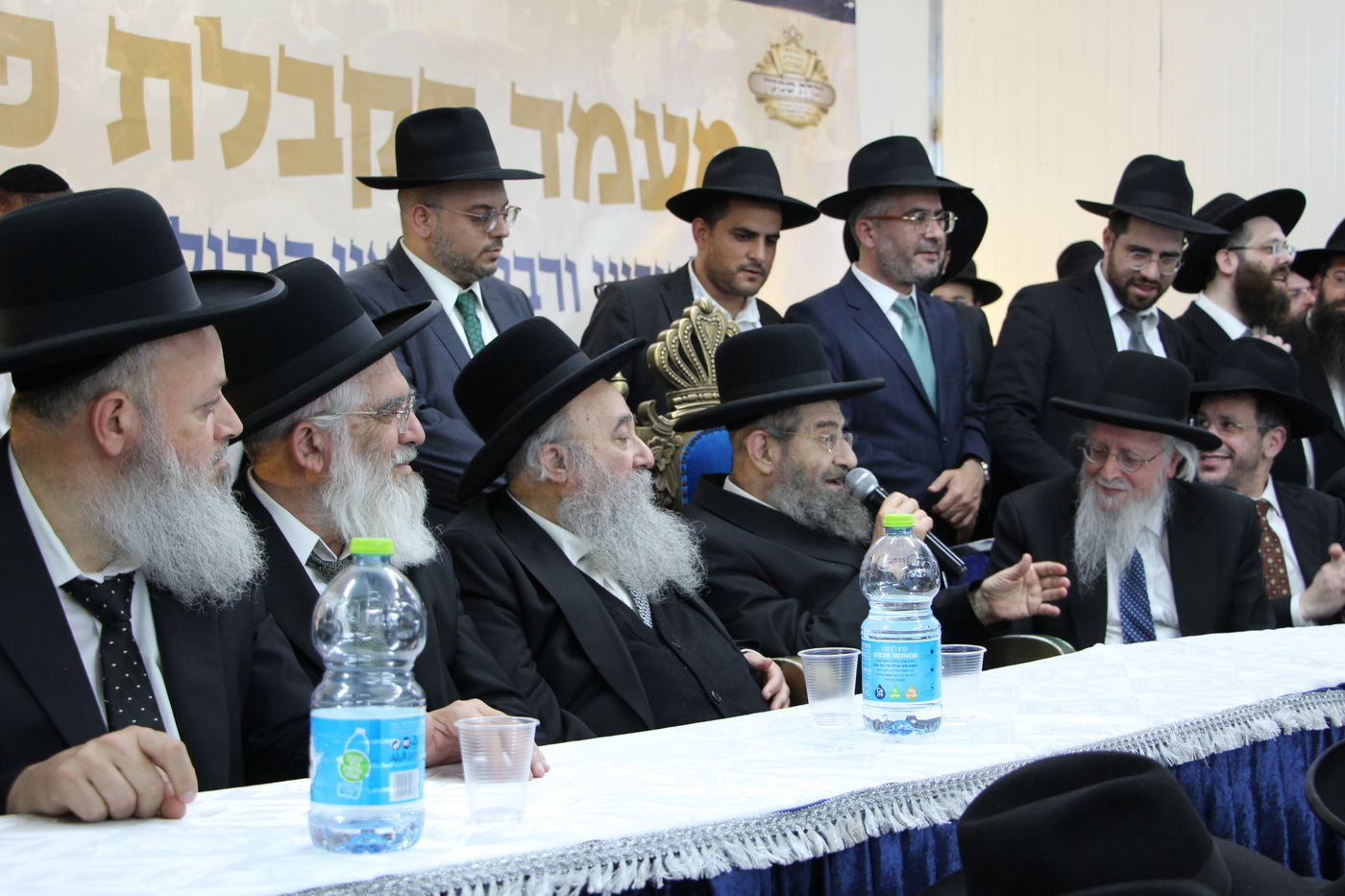 המונים במעמד הקבלת פני רבו לרבה של בני ברק הגר"מ בן שמעון