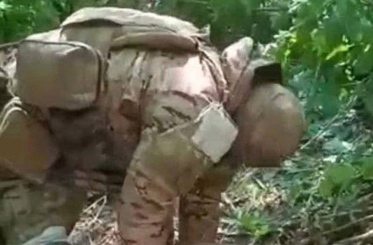 החייל הרוסי בזמן ההיאבקות עם החייל האוקראיני