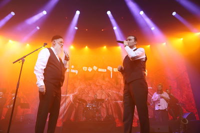 שולי רנד ואוהד מושקוביץ באירוע המיוחד לבחורי ישיבות בחול המועד