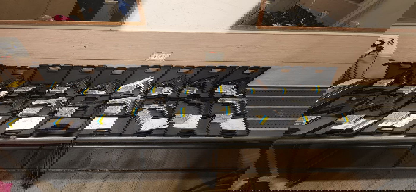 ניסו להבריח עשרות אקדחי הזנקה ואלפי כדורים ונעצרו