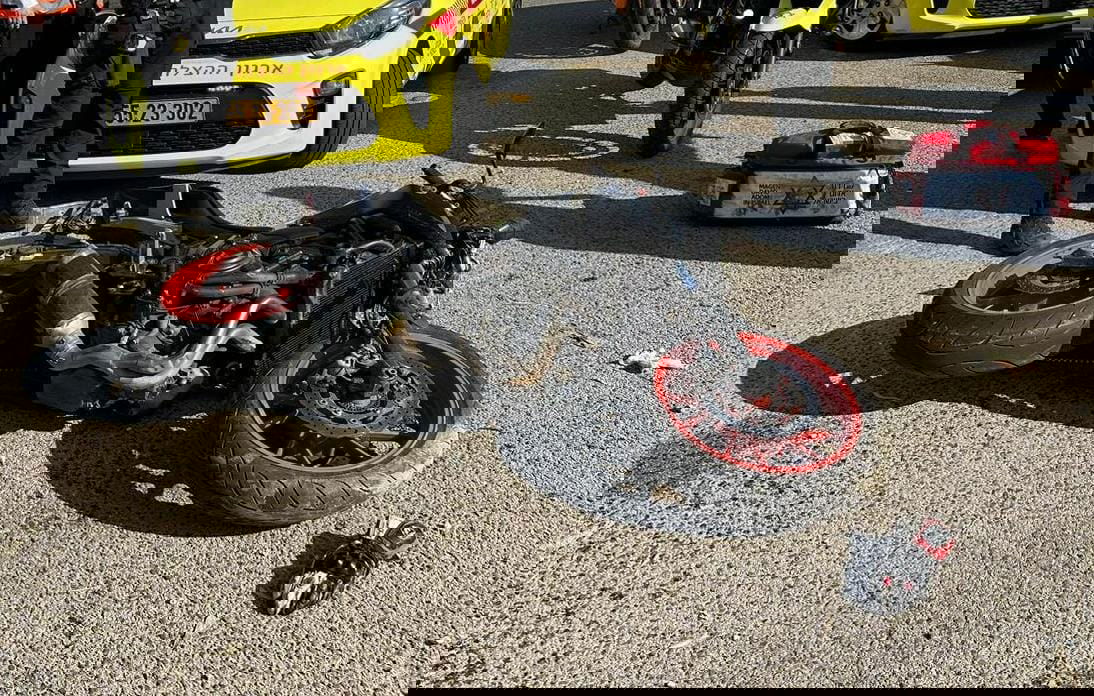 רוכב אופנוע נתקע בגדר בטיחות; מותו נקבע בבית החולים