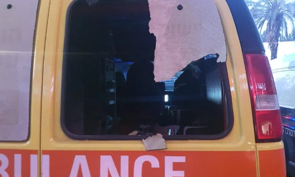 גבר נורה למוות בלוד; פורעים ניפצו את שמשת האמבולנס