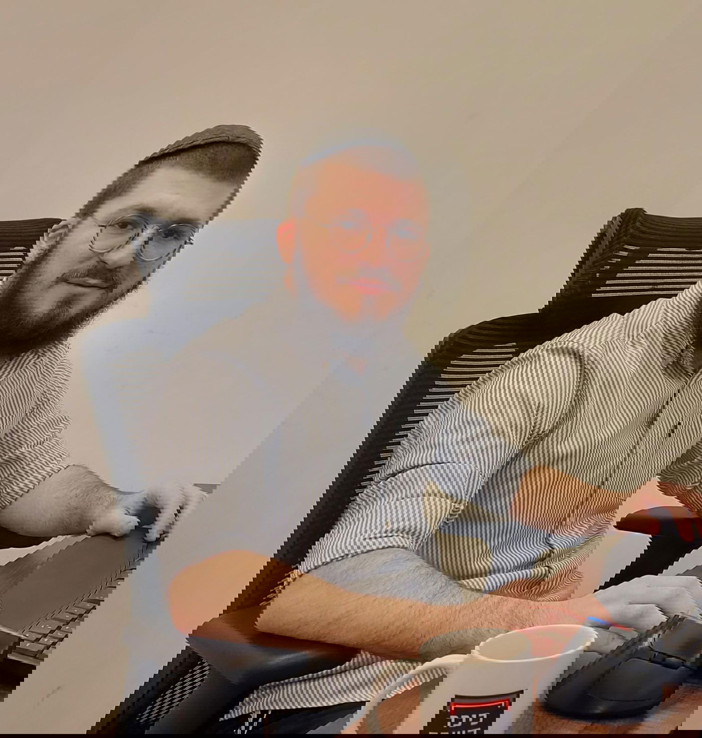 כתב המגזין שלנו שלא יכול להצטלם בלי קפה לצידו. ארי טננבוים (