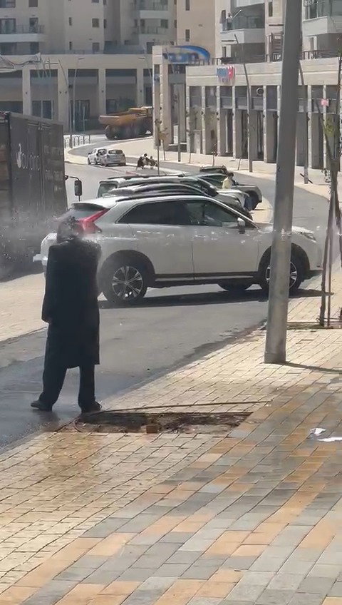 מנסים לפנות בכוח את המפגינים