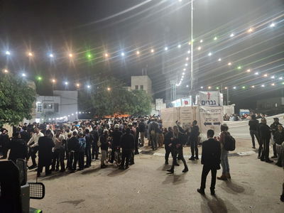 הכניסה למתחם הקבר