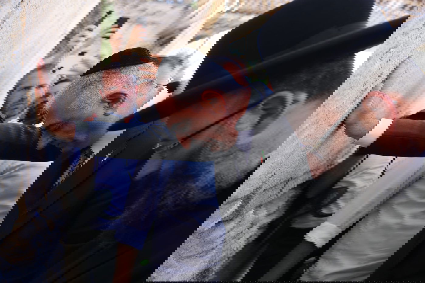 יורש העצר האיראני ביקר בכותל המערבי: "מברך את אנשי איראן וישראל"