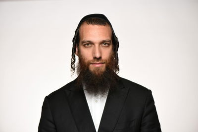 ליום השואה: בערי וובר בביצוע ווקאלי מרגש לשירו: 'איפה כולם'