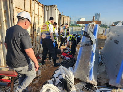 מטפלים בפצוע בבני ברק | ארכיון