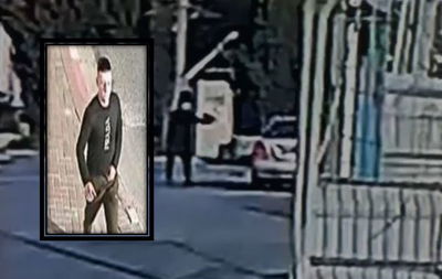 המחבל רץ לרכב, יורה מטווח קצר בחסידים, מפסיק לירות ונמלט מהזירה | תיעוד דרמטי מהפיגוע בירושלים