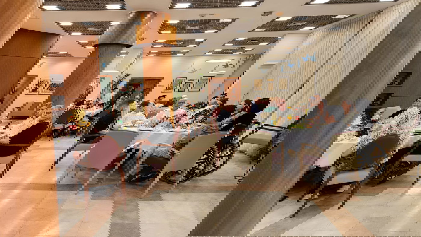 המטרה היתה הפגת בדידותם של זקנים בתקופה משפחתית זו