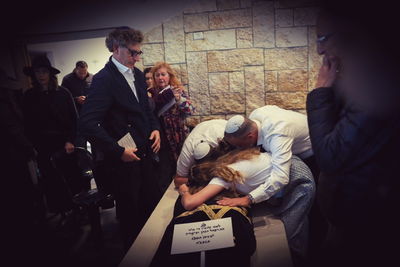 תמונת השבוע: חיבוק אחרון לאמא שנרצחה בפיגוע