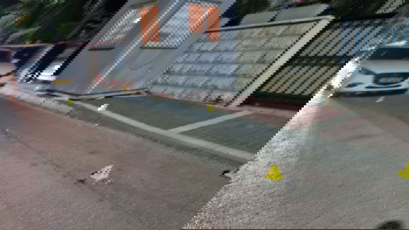 אלמונים ירו לעבר ביתו של ראש העיר טייבה; המאבטח נפגע - מותו נקבע בבית החולים