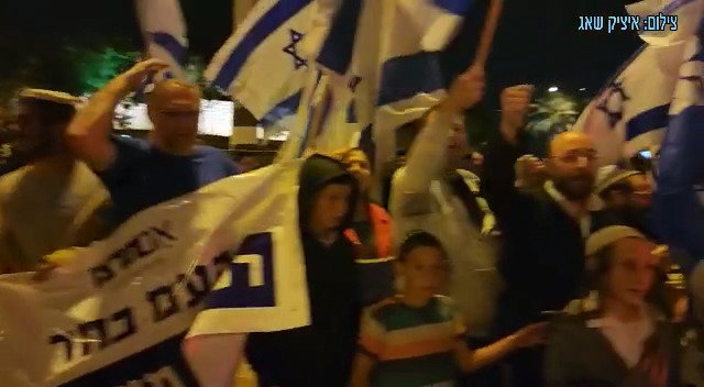 ההפגנות של הימין, הערב