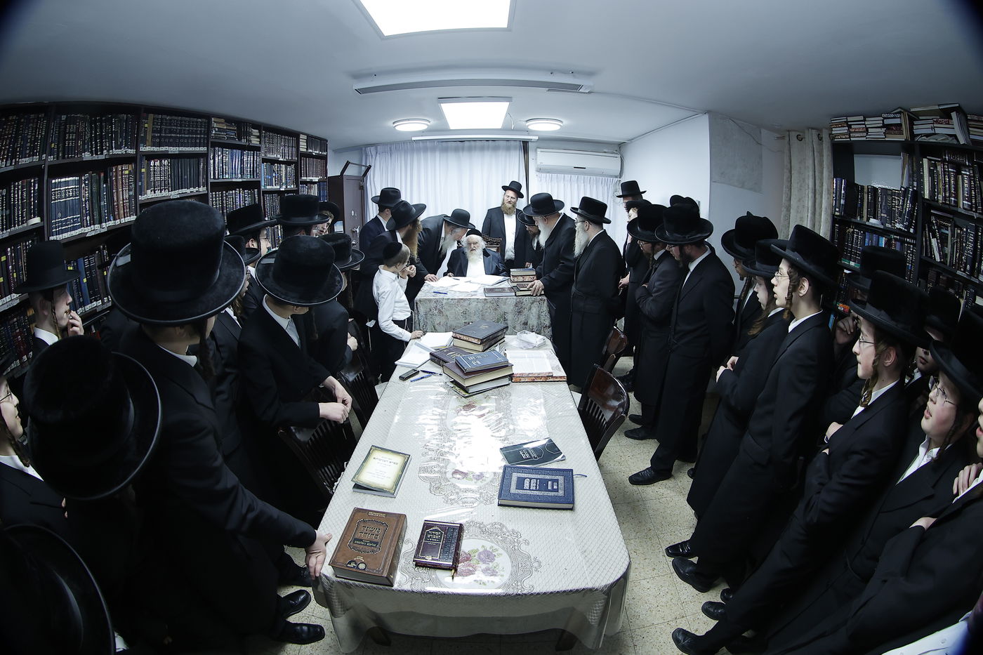 תלמידי ישיבת "מנחת יצחק" נבחנו אצל הראב"ד