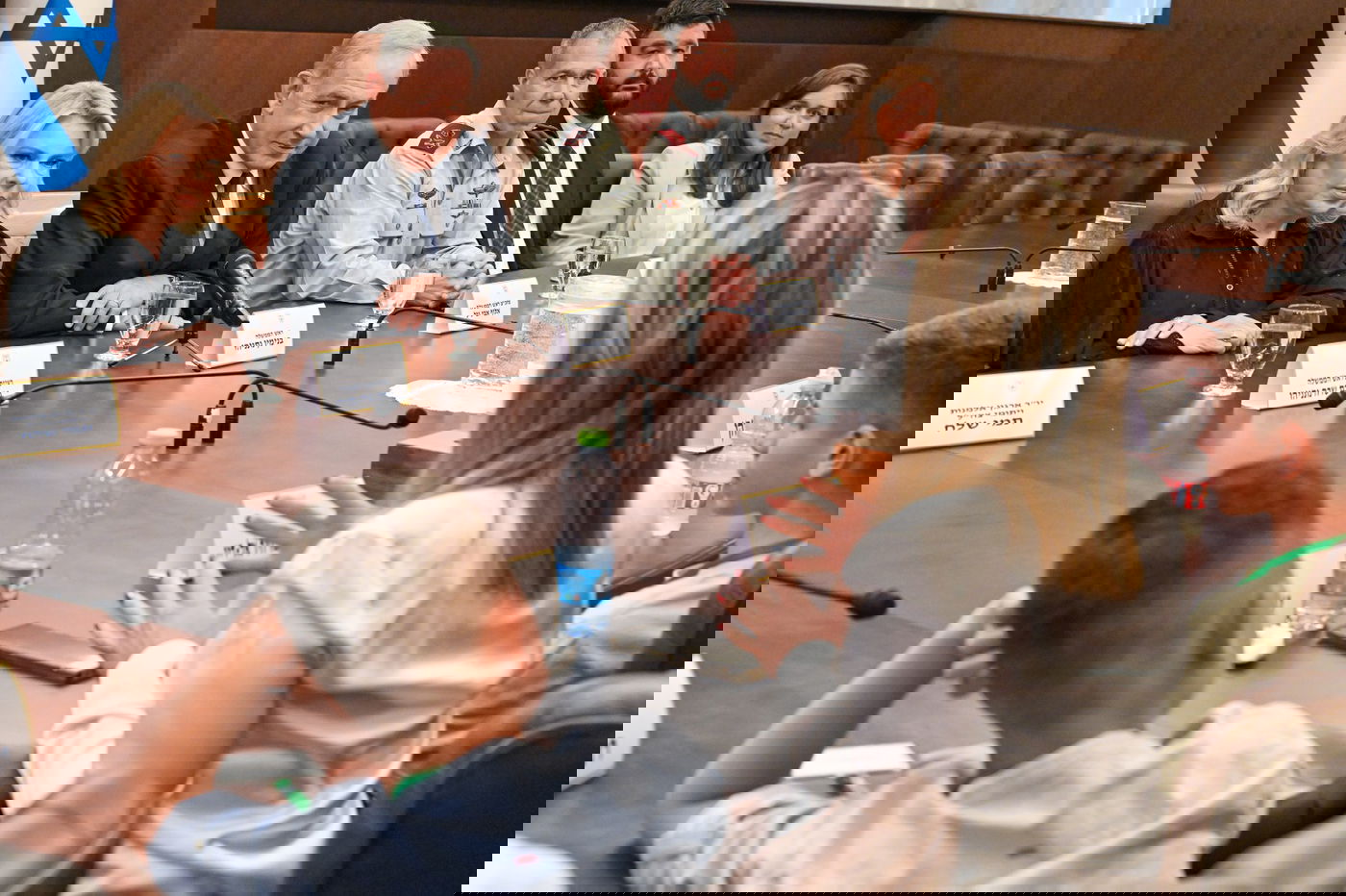 לקראת יום הזיכרון: נתניהו ורעייתו נפגשו עם היתומים הצעירים ואלמנות צה"ל