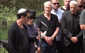 גפן בהלויית אביו