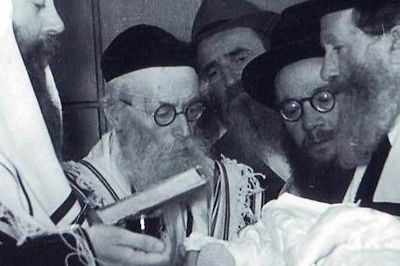 החזון איש משמש כסנדק בברית מילה בסוף שנות ה-40