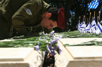 יום הזיכרון: האם מותר להניח זרי פרחים על המצבה? צפו