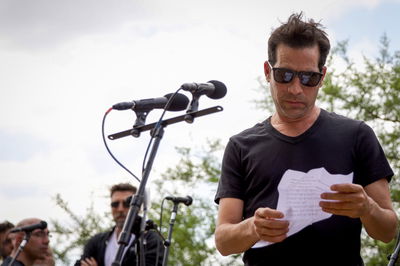 אביב גפן בהלוויה של אביו