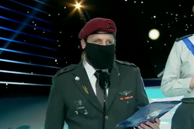 מפקד יחידת דובדבן עטה מסכה על פניו והשיא משואה | צפו