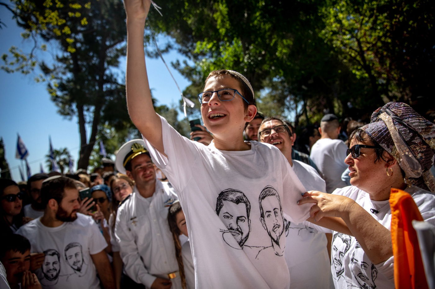 ליד הקבר הטרי של האחים יניב הי"ד שנרצחו בחווארה: חגיגת בר מצווה מצמררת לאח הקטן