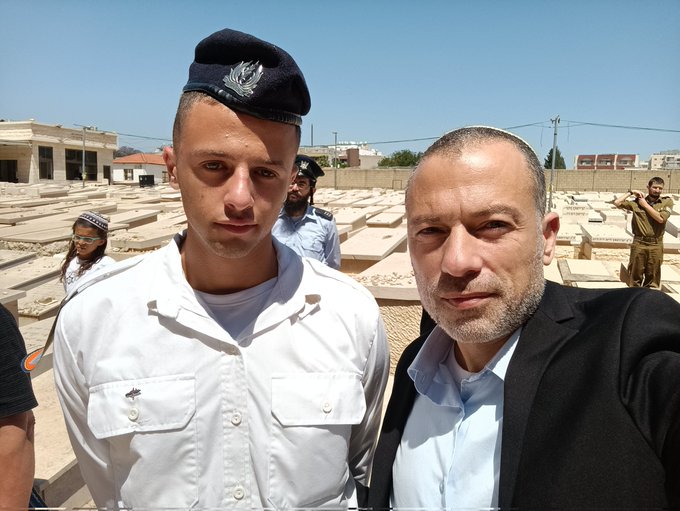 גיא לוי עם בנו במדים בבני ברק