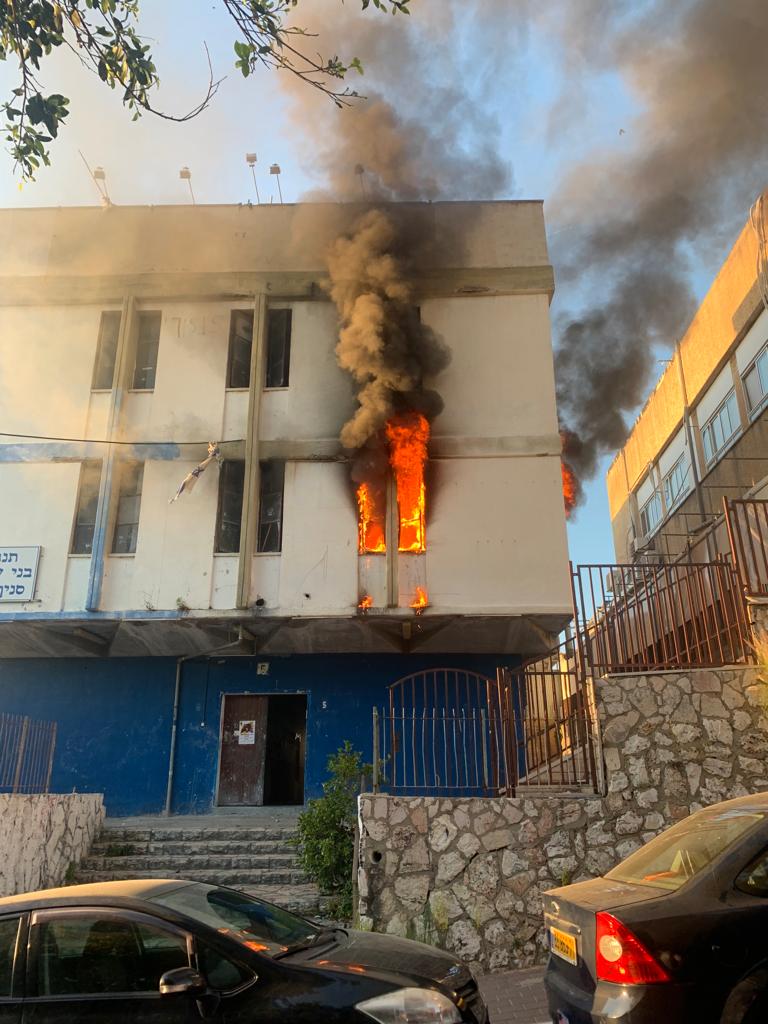 שריפה פרצה במבנה "בני עקיבא" בבני ברק | תיעוד