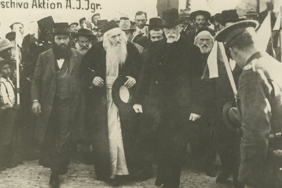 הגרי"ח זוננפלד מלווה את נשיא צ'כוסלובקיה תומאס מסריק בביקורו בשכונות החרדיות במרכז ירושלים בשנת תרפ"ז (1927). מתמונה זו הביא הגר"א גניחובסקי ראיה לפסק המשנה ברורה