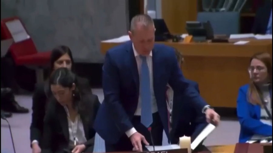 השגריר גלעד ארדן מקריא את שמות הנופלים ולאחר מכן נוטש את האולם
