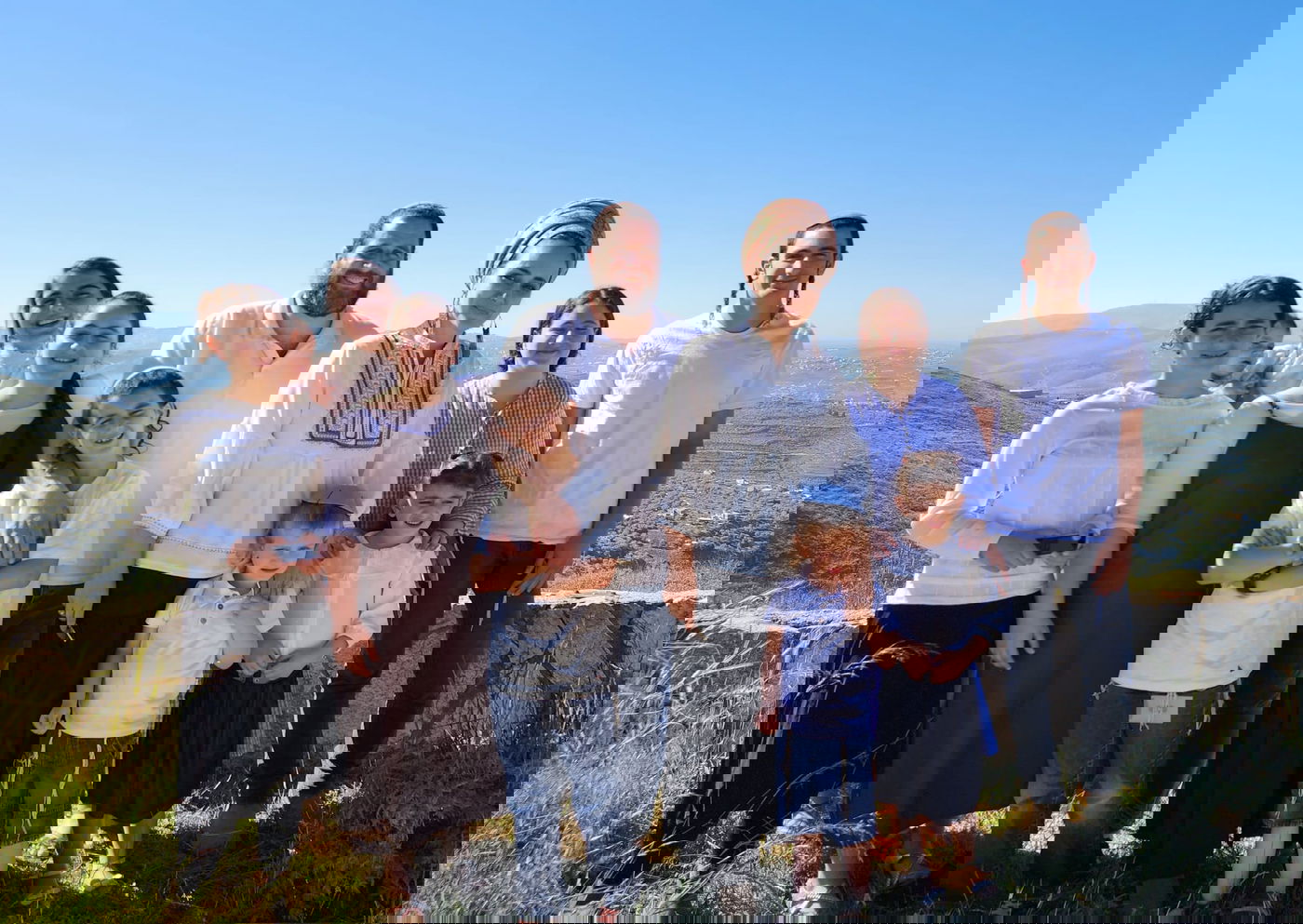 ח"כ לימור סון הר מלך ומשפחתה על חורבות ביתם בחומש