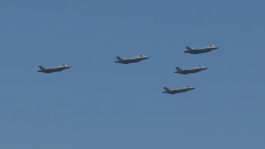 תיעוד וידאו נדיר של מטס חיל האוויר בשמי תל אביב