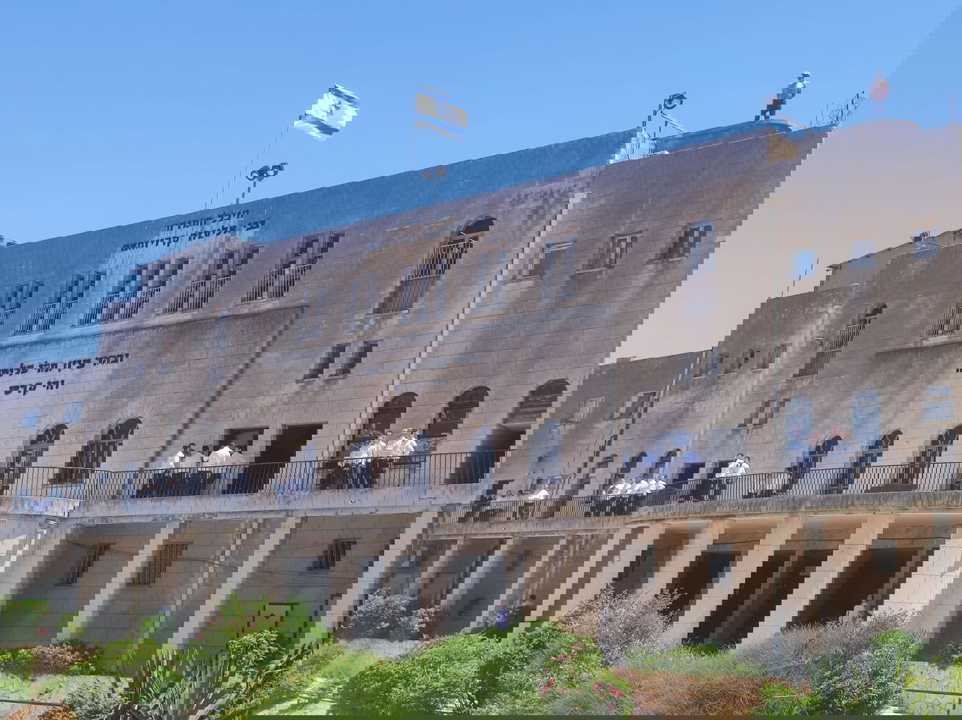 מאבטח מטעם ישיבת פוניבז' על גג הישיבה