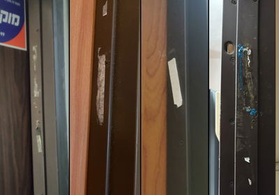 חלק מהמזוזות שהוסרו מהמשקופים