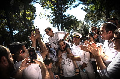 תמונת השבוע: בר מצווה דומעת על קבר האחים