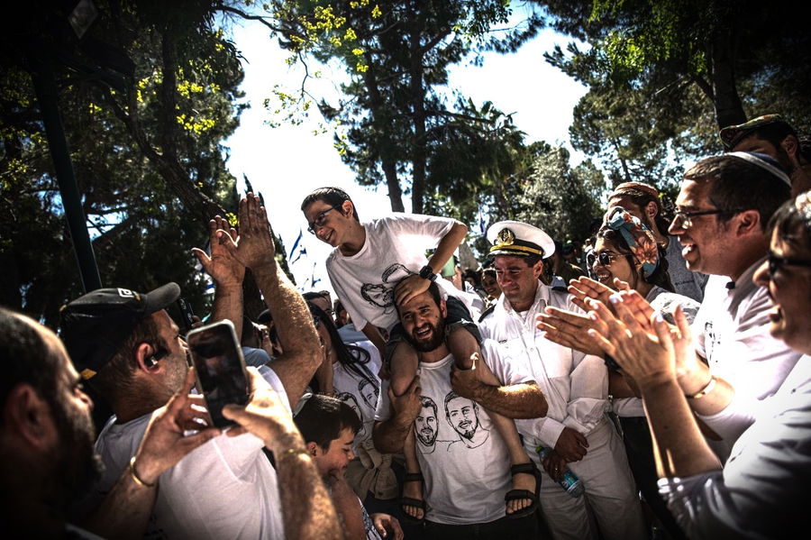 תמונת השבוע: בר מצווה דומעת על קבר האחים