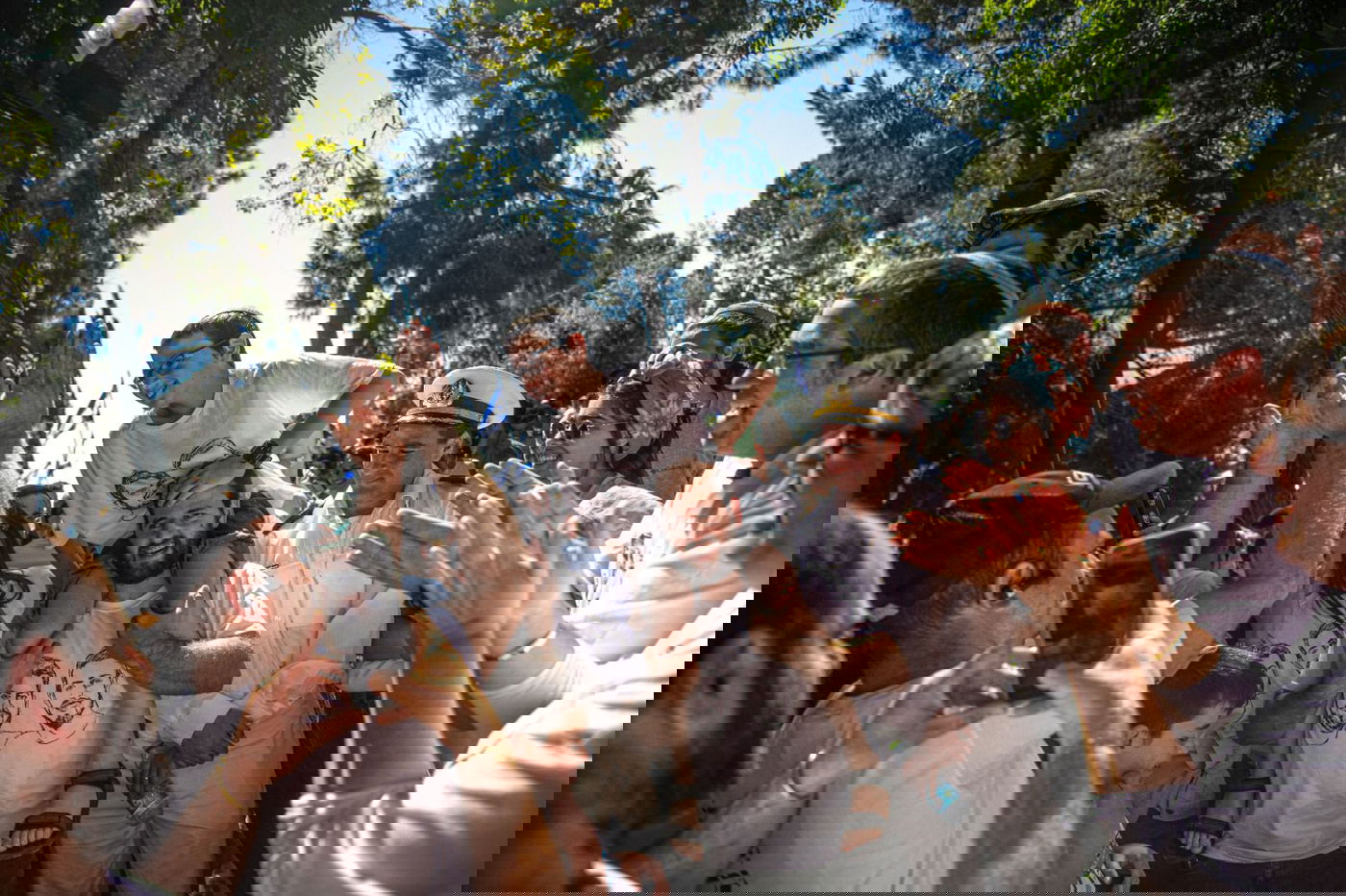 תמונת השבוע: בר מצווה דומעת על קבר האחים