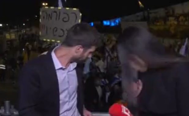 באמצע שידור עצרת הימין: בקבוק זכוכית עף לעבר העיתונאים