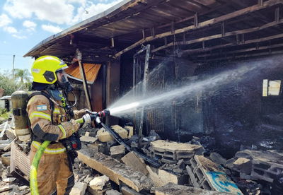 אח ואחות נספו בשריפה; המשפחה נאלצה לפרוץ קיר בטרקטור כדי לחלץ אותם
