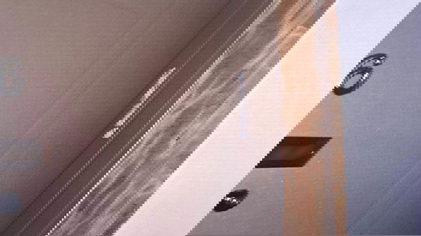 משקוף אחת הדירות שממנו נתלשה מזוזה