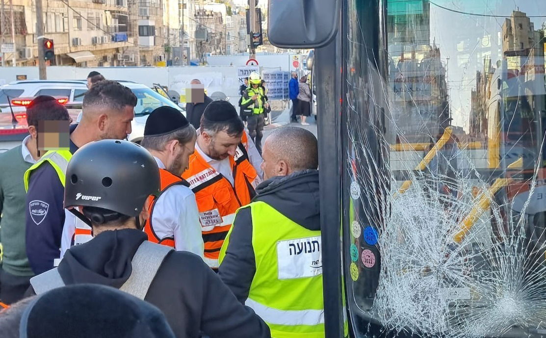שמשת האוטובוס שנפגעה בתאונה ברחוב בר אילן