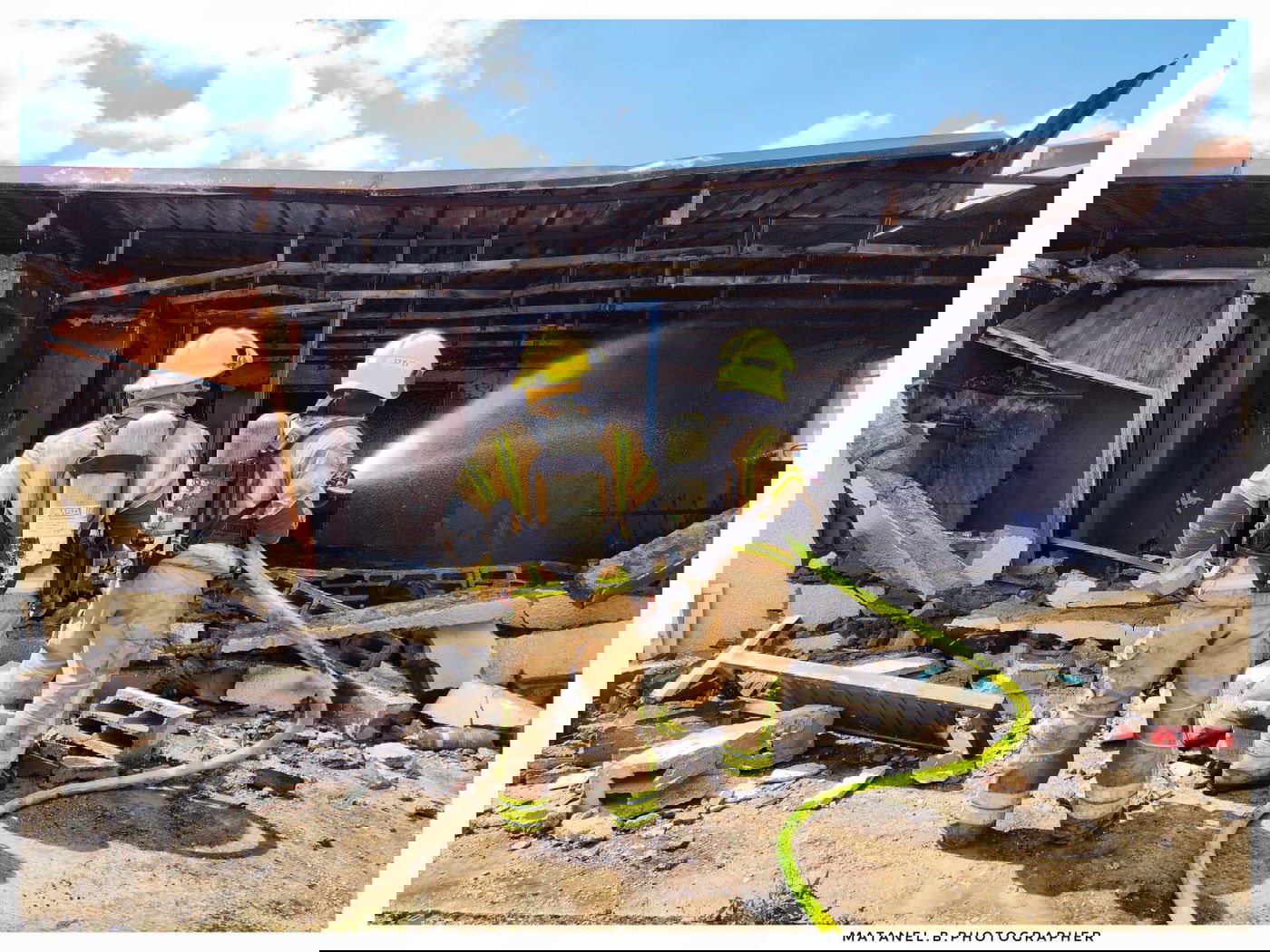 אח ואחות נספו בשריפה; המשפחה נאלצה לפרוץ קיר בטרקטור כדי לחלץ אותם