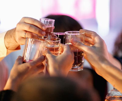 לחיי ההבנה מה מקור המנהג של הצמדת כוסות