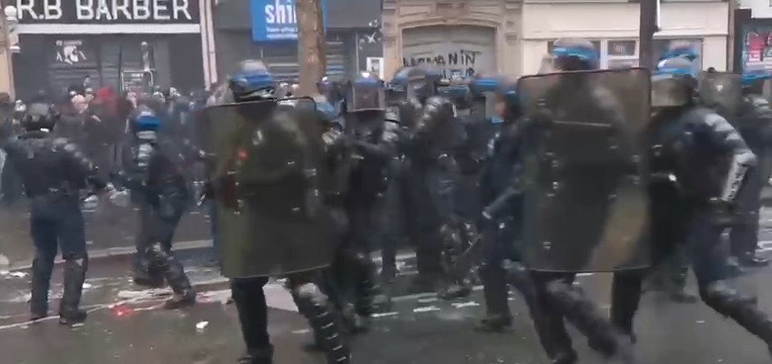 תיעוד: שוטרים נפגעים מבקת"ב בפריז