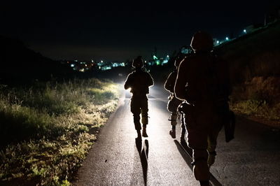 צה"ל עצר 17 מבוקשים ביהודה ושומרון; מחבלים פתחו לעברם באש