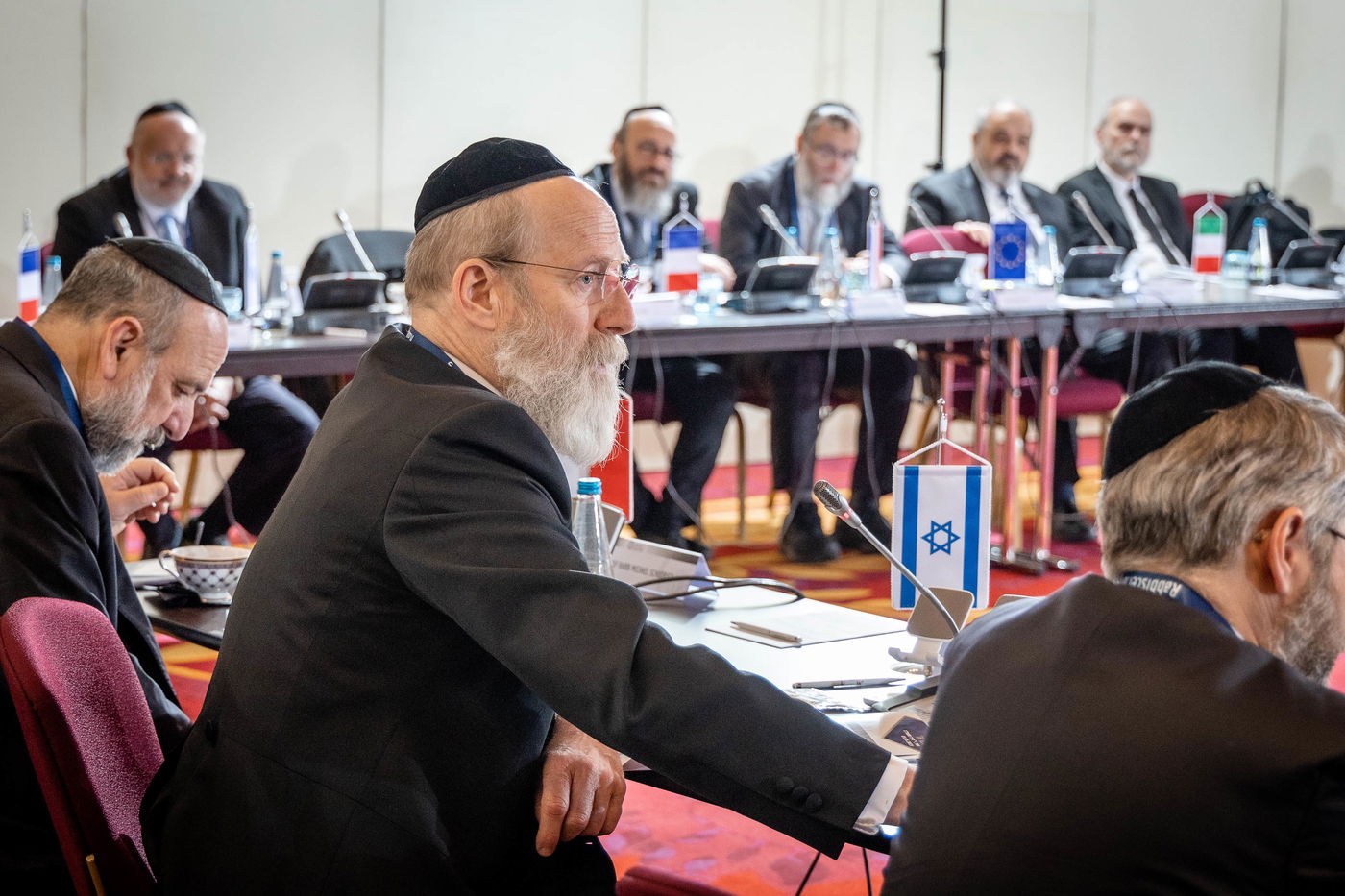 רבני ודייני אירופה קוראים למוסדות האיחוד האירופי לבלום

יוזמות חקיקה אנטישמיות 